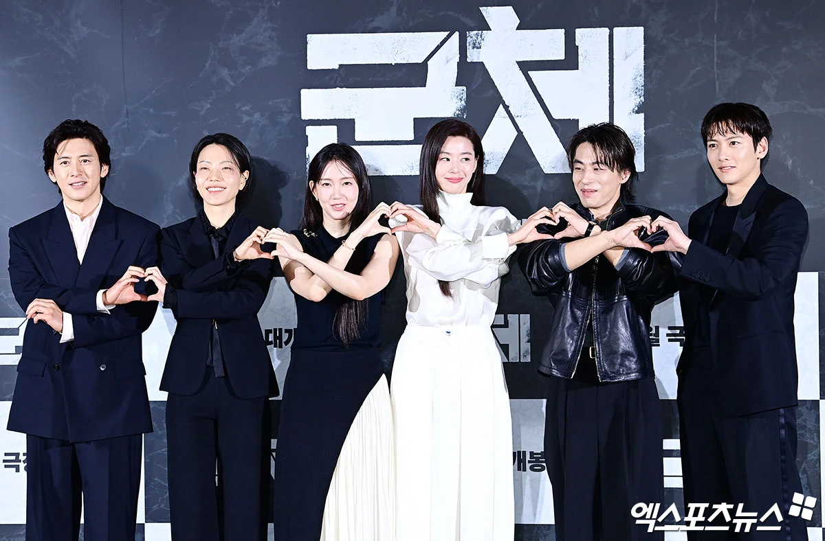 Jeon Ji Hyun diện bộ đồ kín cổng cao tường nhưng khiến cả MXH phải bàn, Ji Chang Wook lép vế toàn diện trước nam thần “không góc chết”- Ảnh 4.