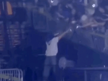 Nam thần Super Junior vội vã bỏ chạy, mặc fan chấn thương nặng trong concert?- Ảnh 2.