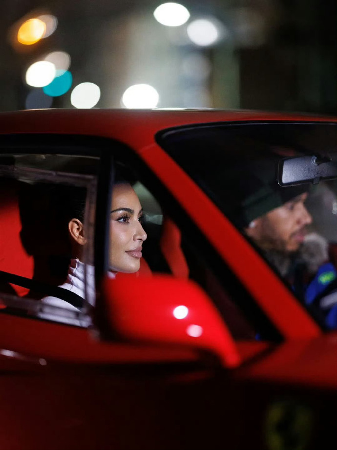 Tay đua Lewis Hamilton công khai yêu đương Kim "siêu vòng ba" - Ảnh 1.