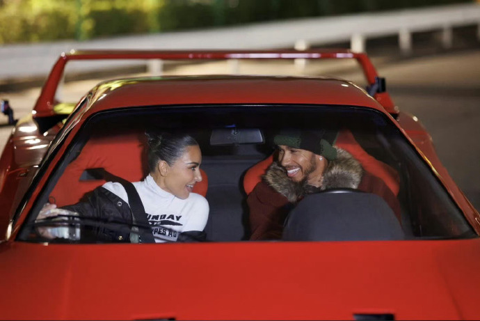 Tay đua Lewis Hamilton công khai yêu đương Kim "siêu vòng ba" - Ảnh 2.