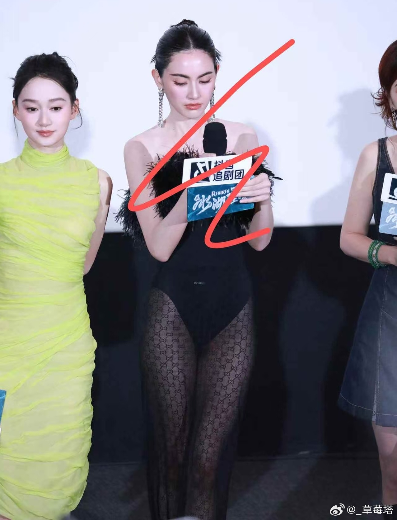 Chiếc váy mỏng tang, mặc như không mặc khiến Mai Davika bị mắng “không biết xấu hổ”- Ảnh 2.