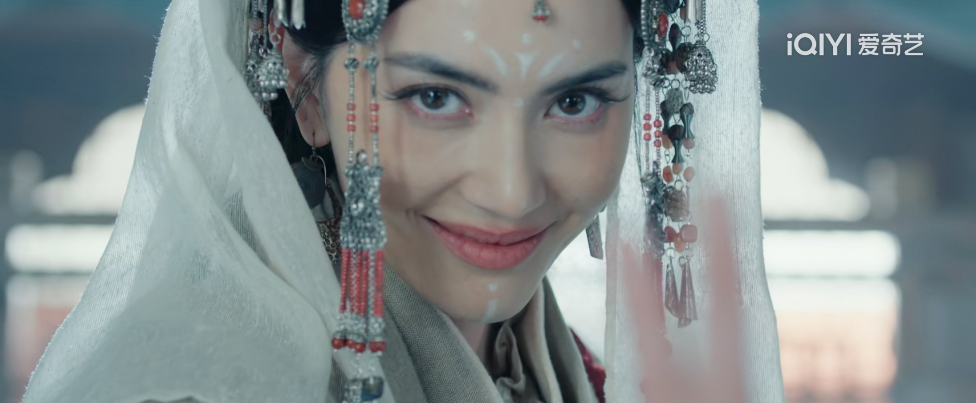 Chiếc váy mỏng tang, mặc như không mặc khiến Mai Davika bị mắng “không biết xấu hổ”- Ảnh 8.