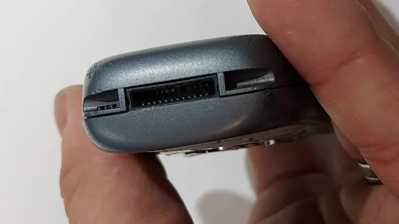 Trước USB-C, điện thoại từng dùng những cổng sạc 'dị' đến mức nào? - Ảnh 1.