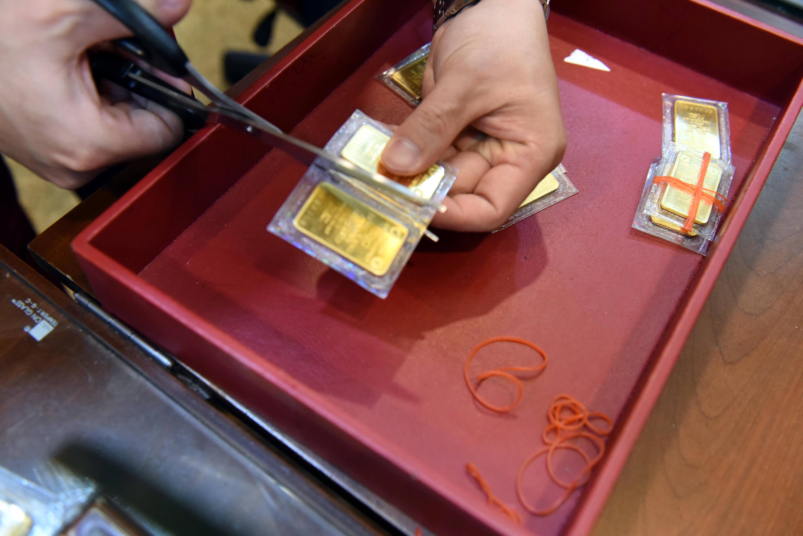 Giá vàng hôm nay 6.4.2026: Thổi bay hơn 1 triệu đồng/lượng, vẫn chưa phải giá thấp nhất- Ảnh 1. Giá vàng hôm nay 6.4.2026: Thổi bay hơn 1 triệu đồng/lượng, vẫn chưa phải giá thấp nhất- Ảnh 1.