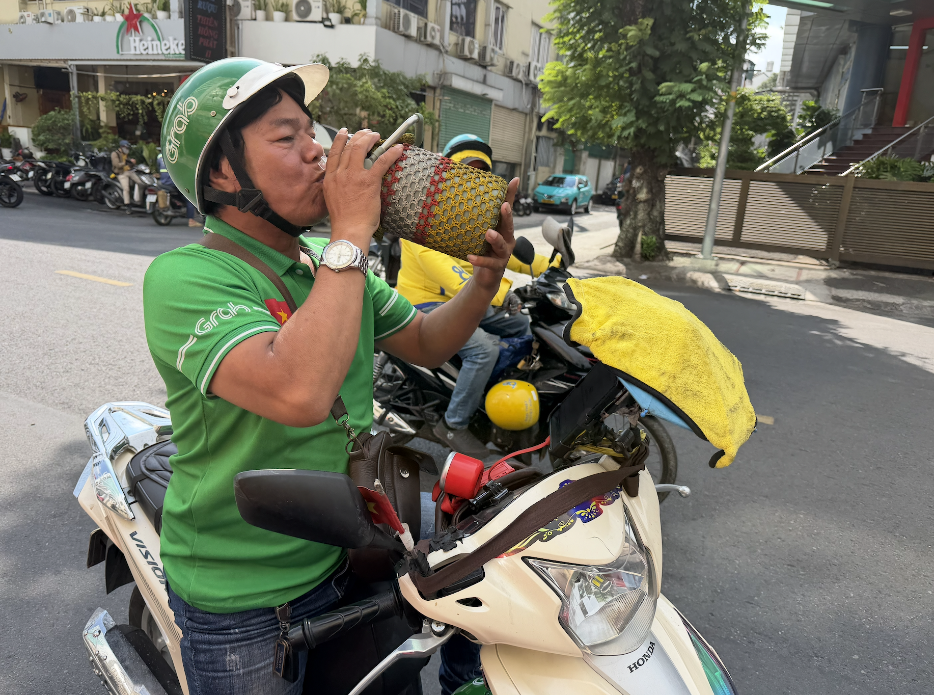 Tài xế, giao hàng căng mình chống chọi nắng nóng - Ảnh 1.