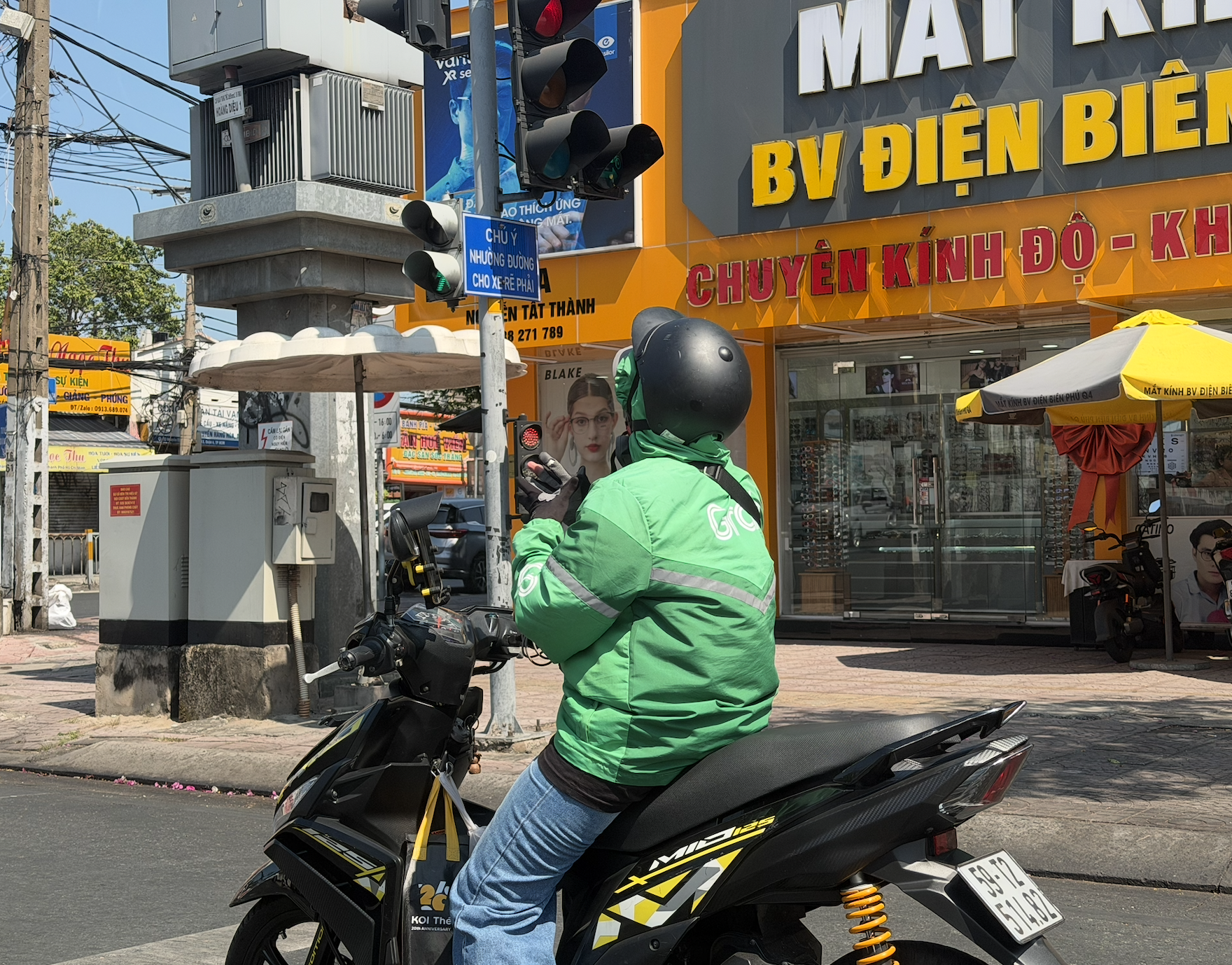 Tài xế, giao hàng căng mình chống chọi nắng nóng - Ảnh 3.