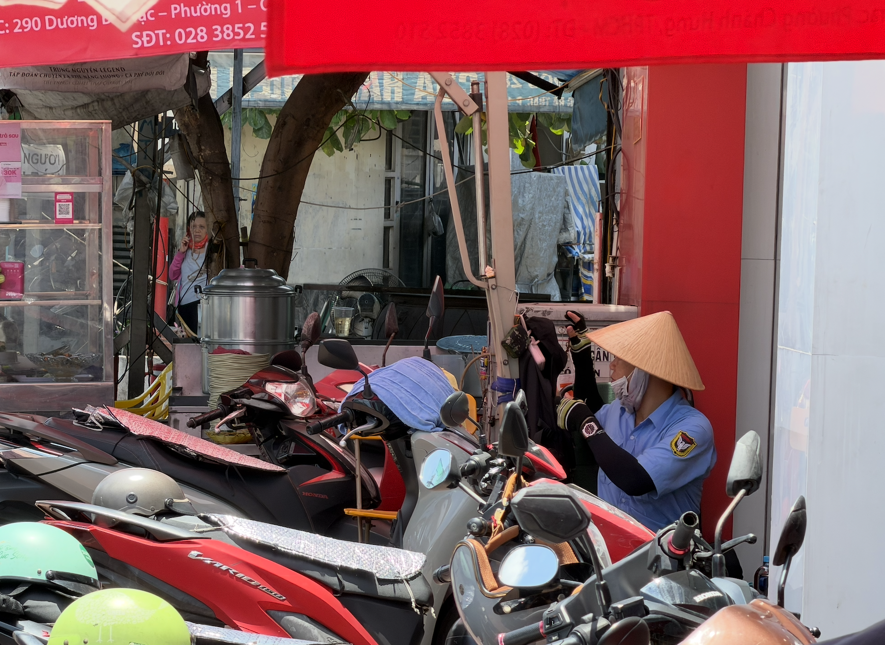 Tài xế, giao hàng căng mình chống chọi nắng nóng - Ảnh 6.