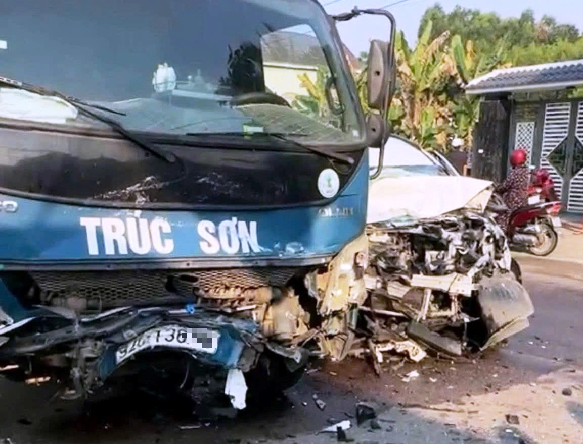 Đà Nẵng: 2 xe ô tô đối đầu, 1 người tử vong, nhiều người bị thương- Ảnh 1.