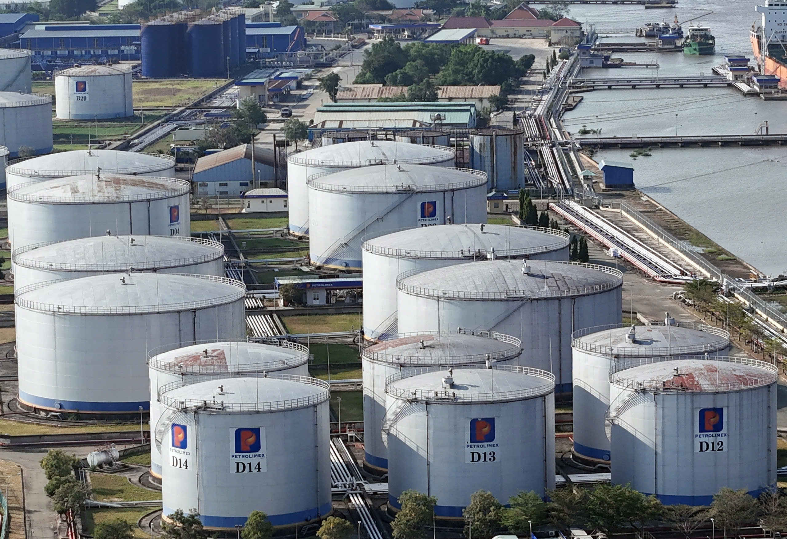 Đề xuất kéo dài thời hạn giảm thuế nhập khẩu xăng dầu 0% đến hết 30.6- Ảnh 1.