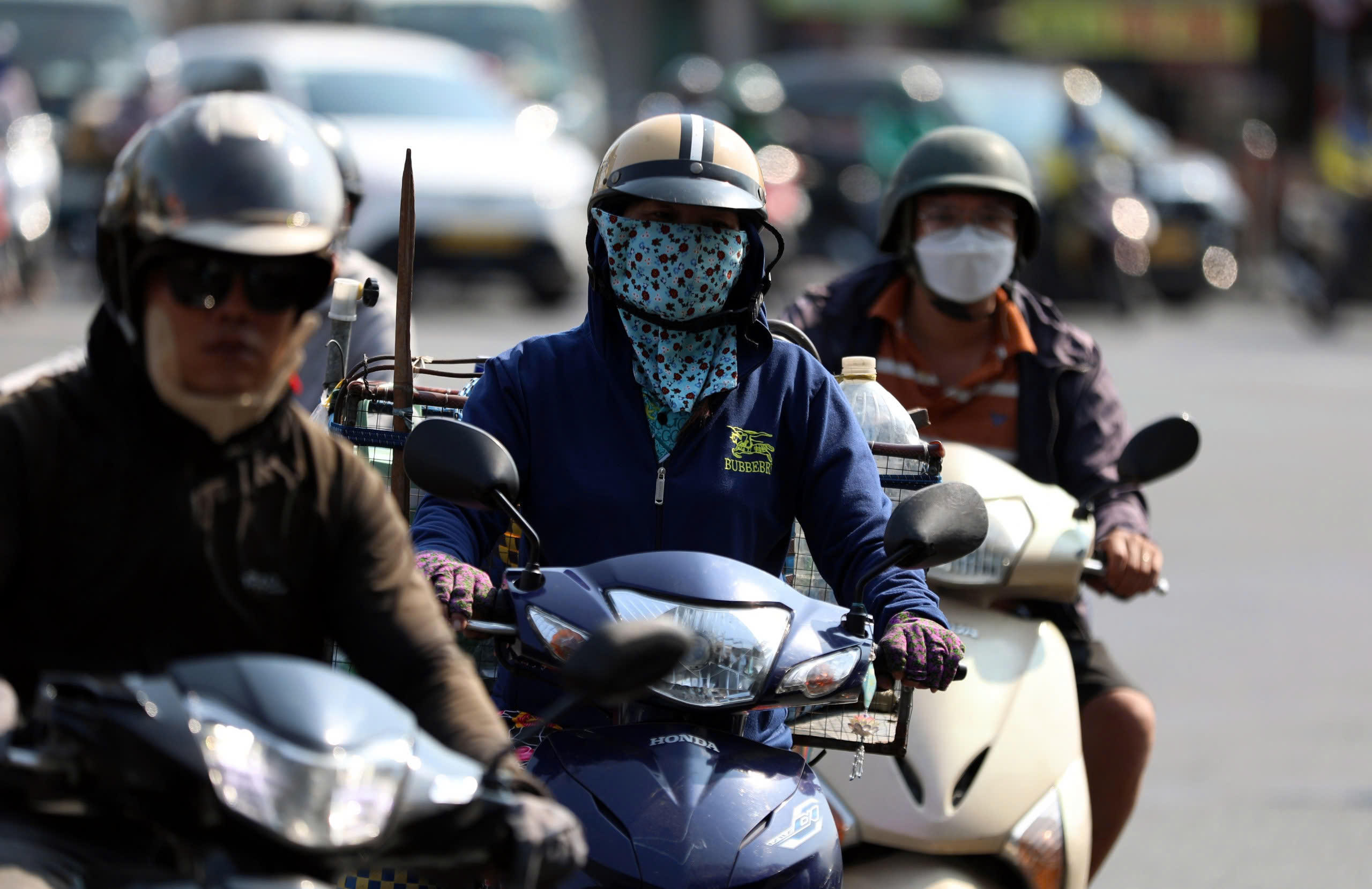 Hôm nay nắng nóng gần 40 độ C - Ảnh 1. Hôm nay nắng nóng gần 40 độ C - Ảnh 1.