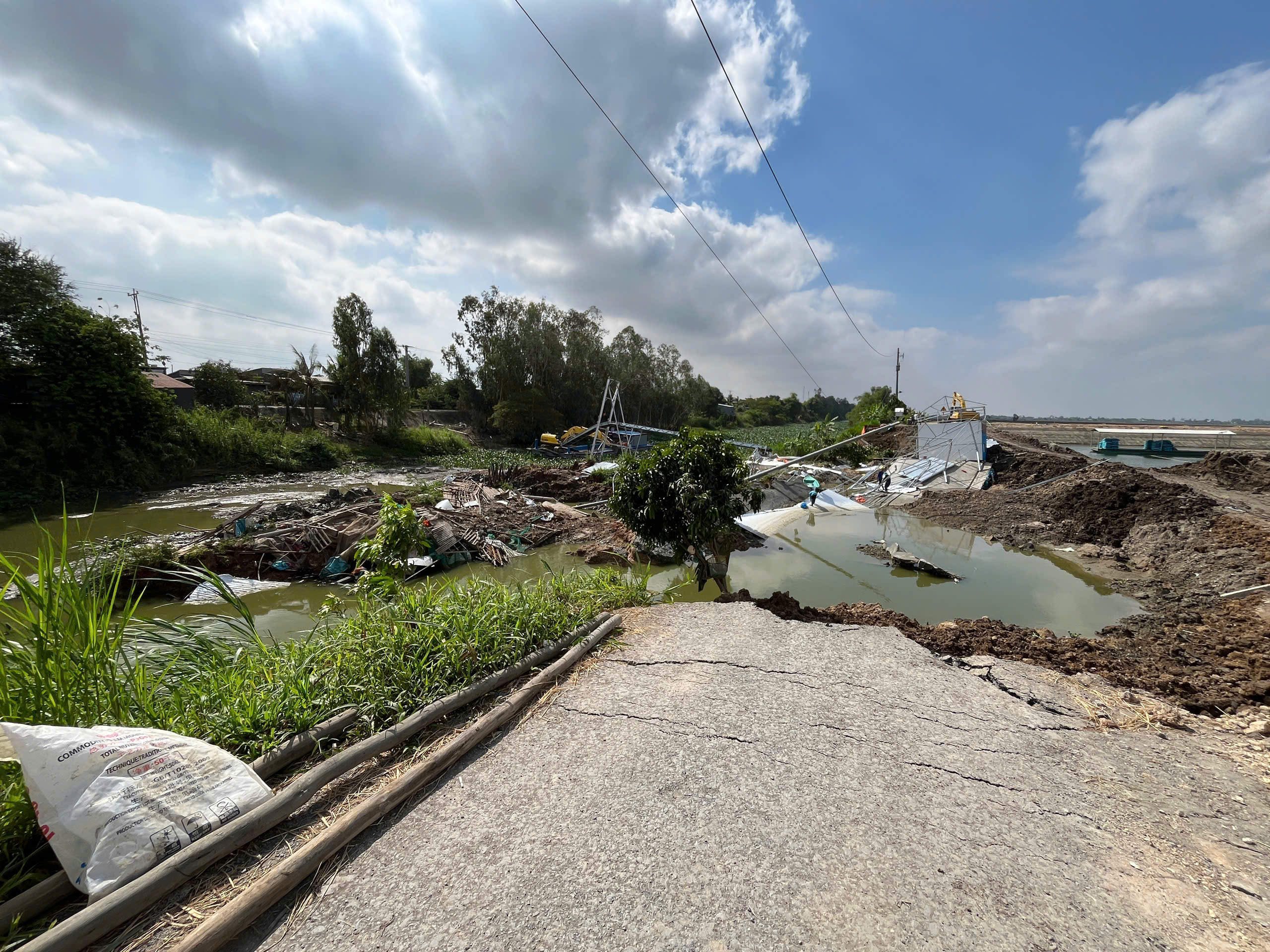 Đồng Tháp: Sạt lở ao cá tra, thiệt hại hơn 7,5 tỉ đồng- Ảnh 1.