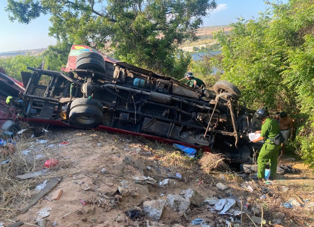 Xe khách lao xuống vực, 4 người chết nhiều người bị thương - Ảnh 1.