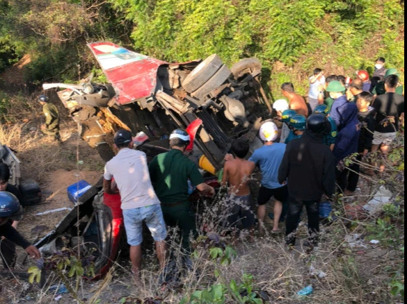 Xe khách lao xuống vực ở Lâm Đồng , 4 người chết và nhiều người bị thương - Ảnh 1.