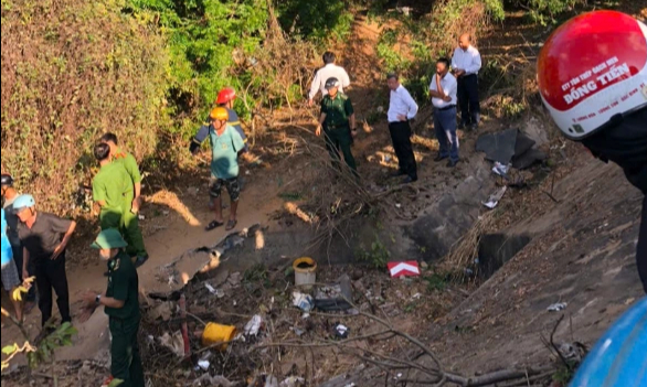 Xe khách lao xuống vực ở Lâm Đồng , 4 người chết và nhiều người bị thương - Ảnh 2.