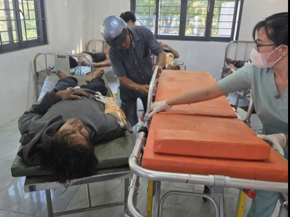 Xe khách lao xuống vực ở Lâm Đồng , 4 người chết và nhiều người bị thương - Ảnh 5.