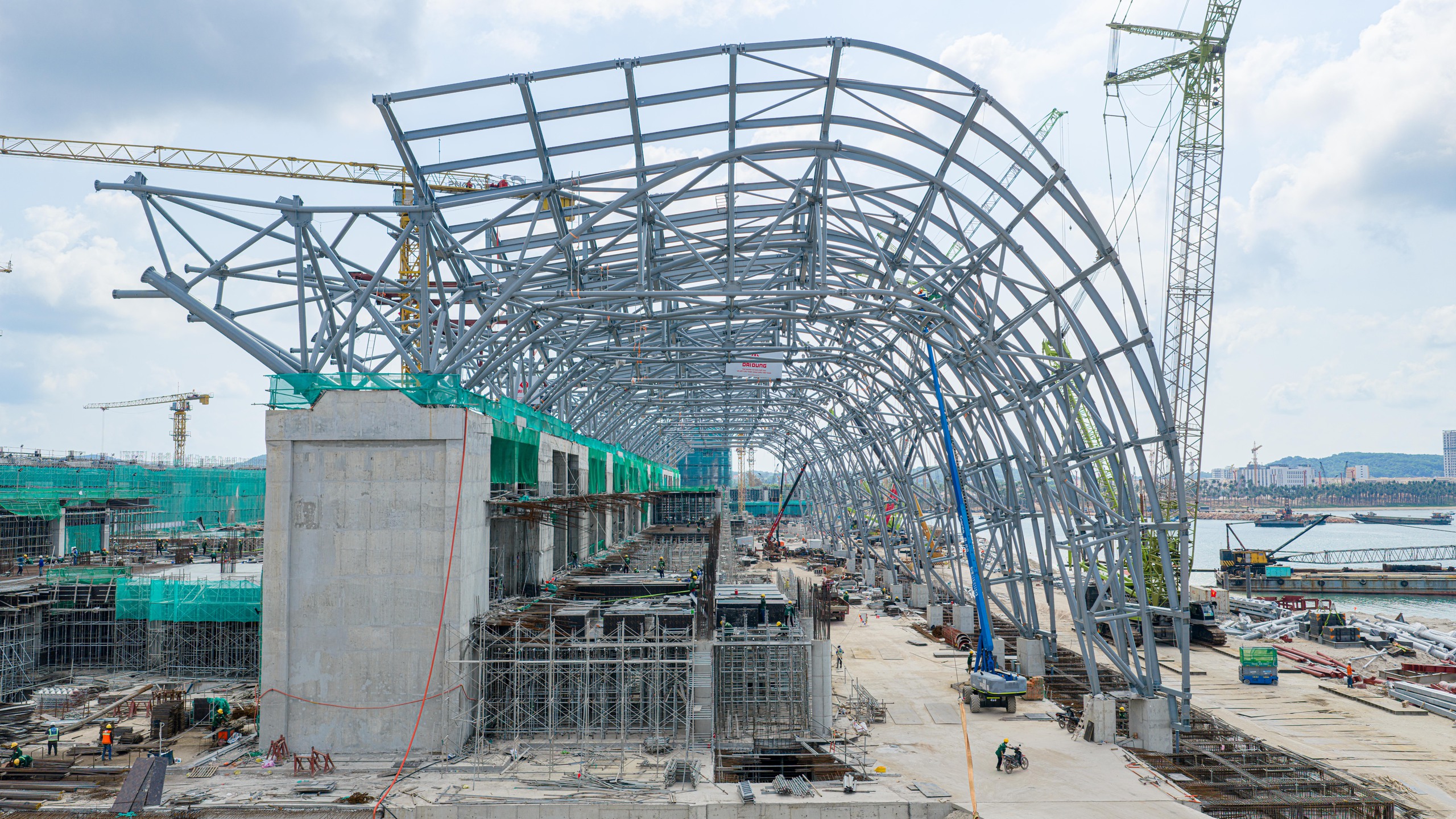 Loạt dự án trọng điểm lo đội vốn hơn 42.000 tỉ vì giá xăng dầu- Ảnh 1. Loạt dự án trọng điểm lo đội vốn hơn 42.000 tỉ vì giá xăng dầu- Ảnh 1.