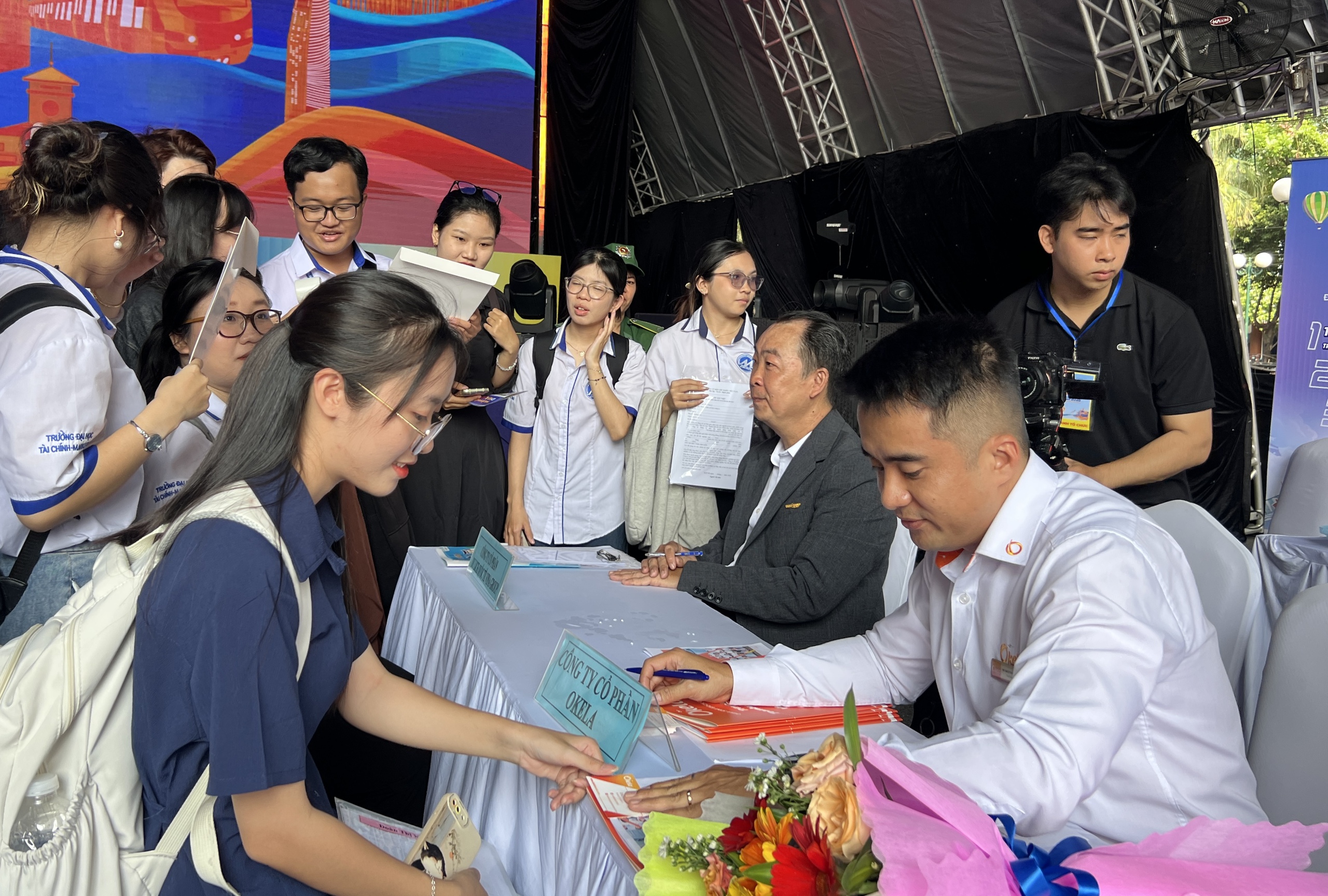 Người 36 - 49 tuổi ở TP.HCM tìm việc làm nhiều nhất nhưng doanh nghiệp không mặn - Ảnh 1.