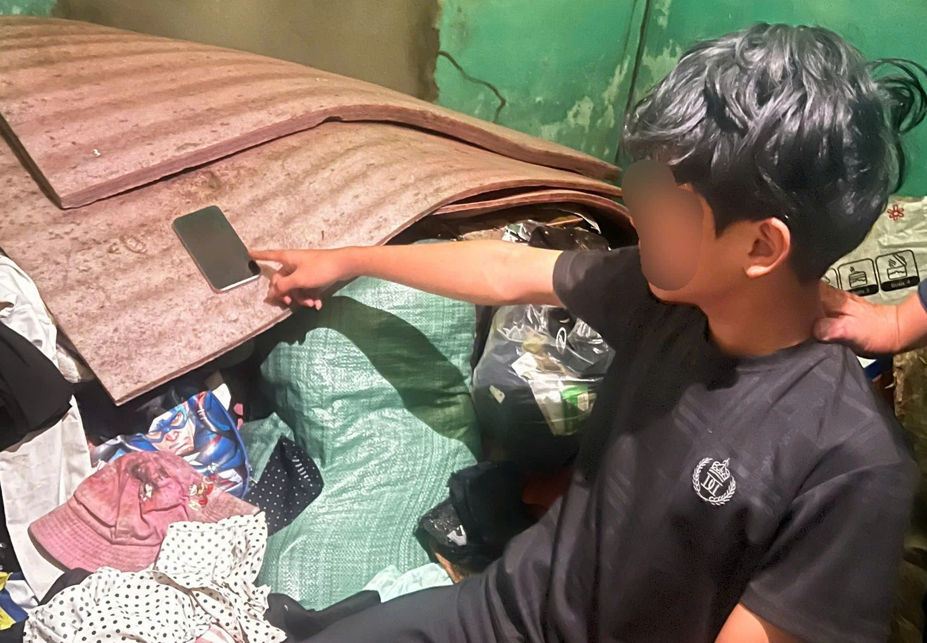 Ba thiếu niên 15 tuổi trộm cắp tài sản 5 iPhone tại Đà Nẵng bằng xà beng - Ảnh 1.