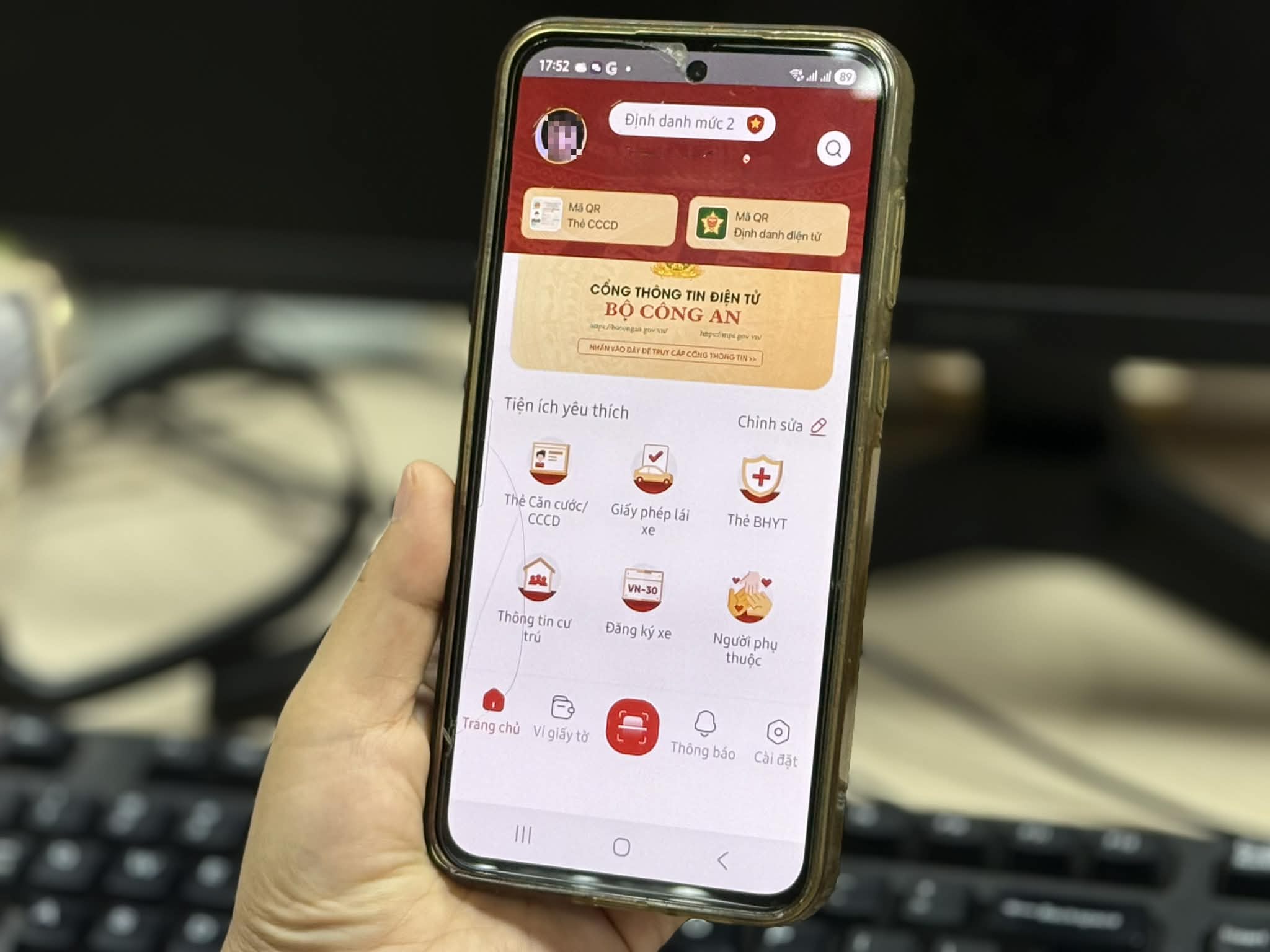 Sổ BHXH, thẻ BHYT điện tử áp dụng toàn quốc: Người dân sử dụng ra sao? - Ảnh 1.