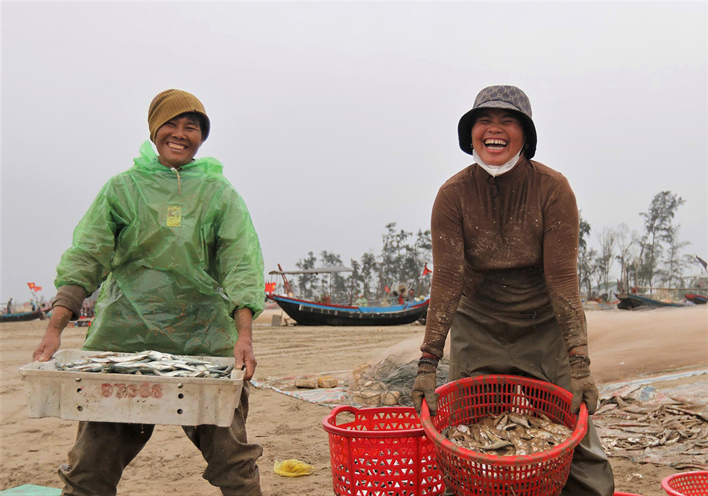 Mùa lộc biển: Săn 'bạc xanh' trên sóng biển- Ảnh 5.