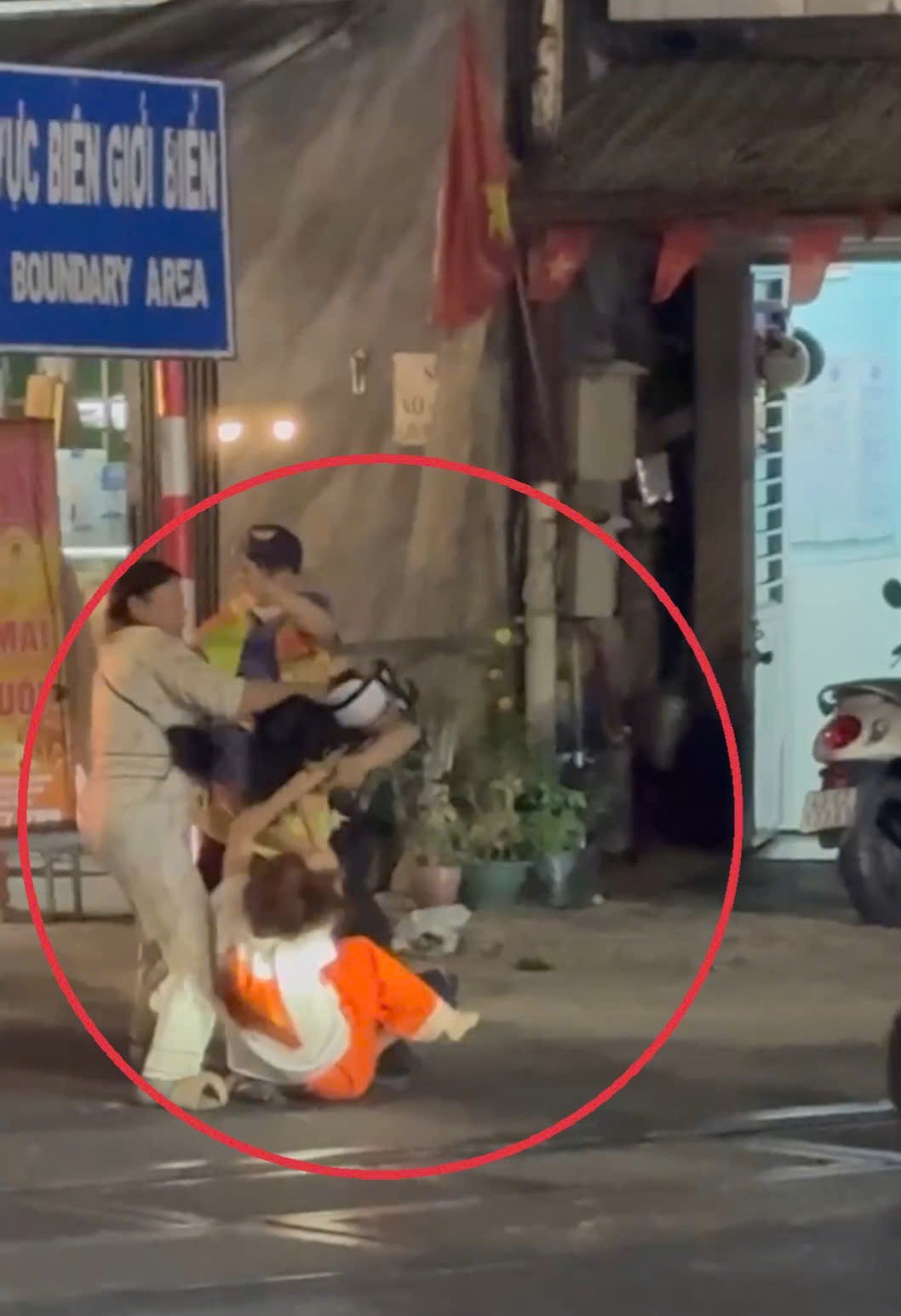 Vượt rào chắn tàu hỏa, còn hành hung nhân viên đường sắt- Ảnh 1.