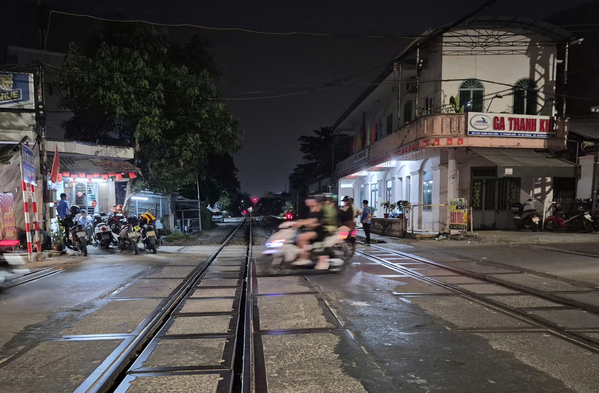 Vượt rào chắn tàu hỏa, còn hành hung nhân viên đường sắt- Ảnh 2.
