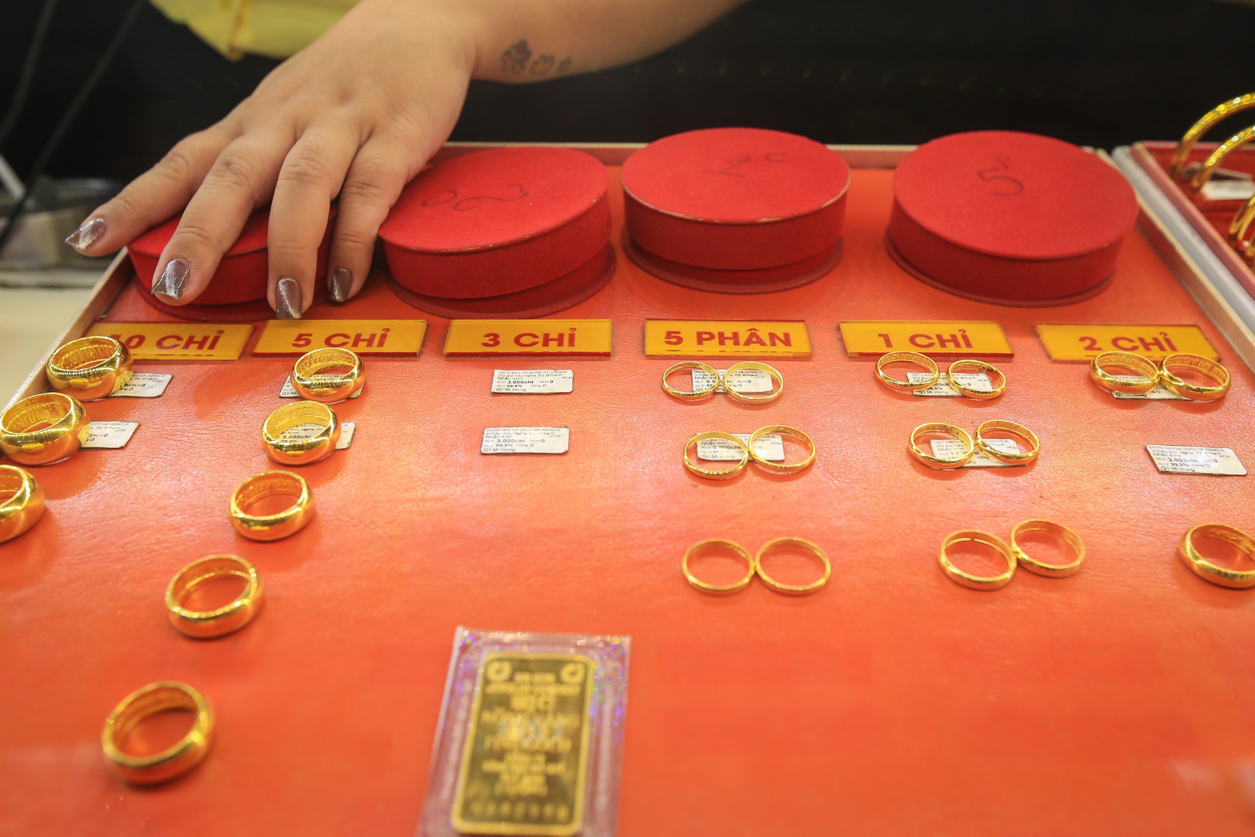 Giá vàng hôm nay 7.4.2026: Trong nước giảm nhẹ dù thế giới đi lên - Ảnh 1.