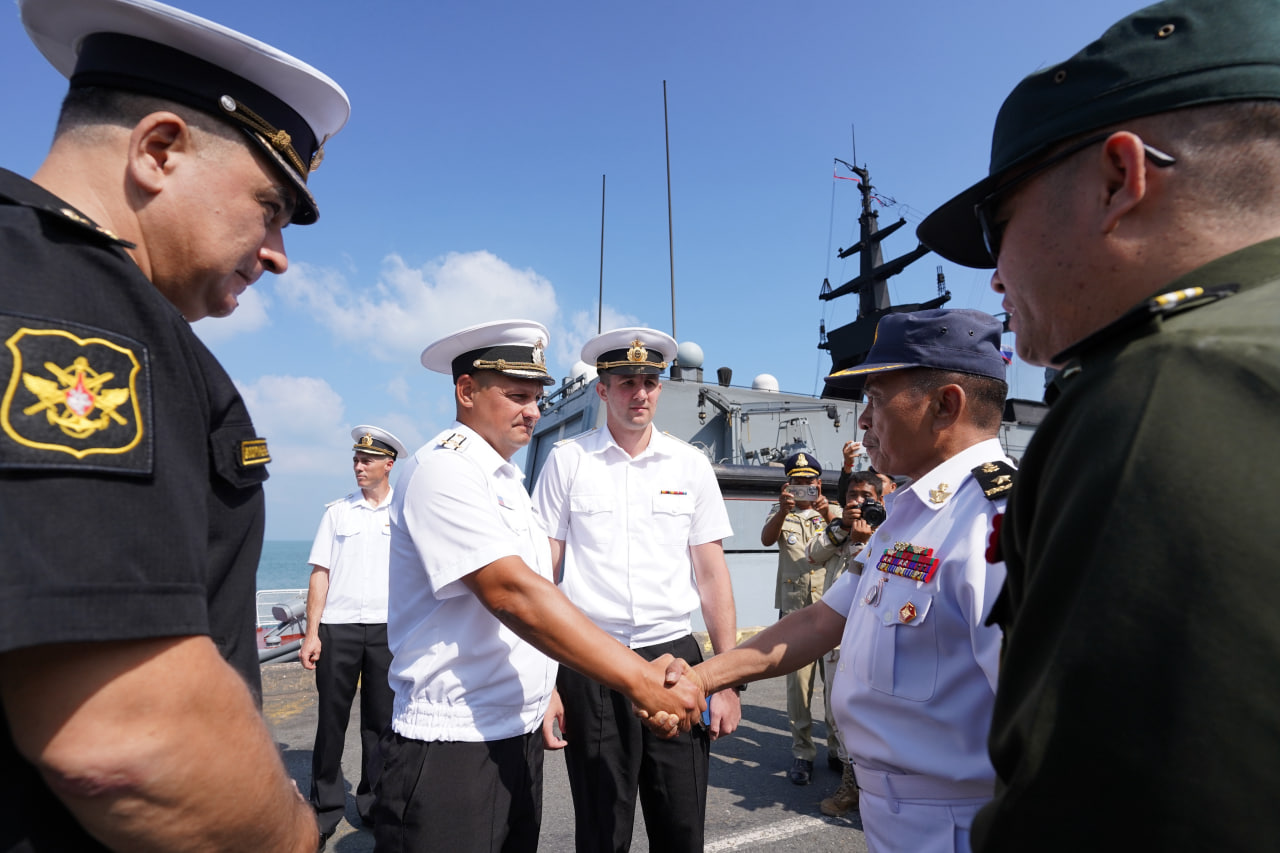 Hai tàu chiến Hạm đội Thái Bình Dương của Nga cập cảng Sihanoukville ở Campuchia - Ảnh 3.