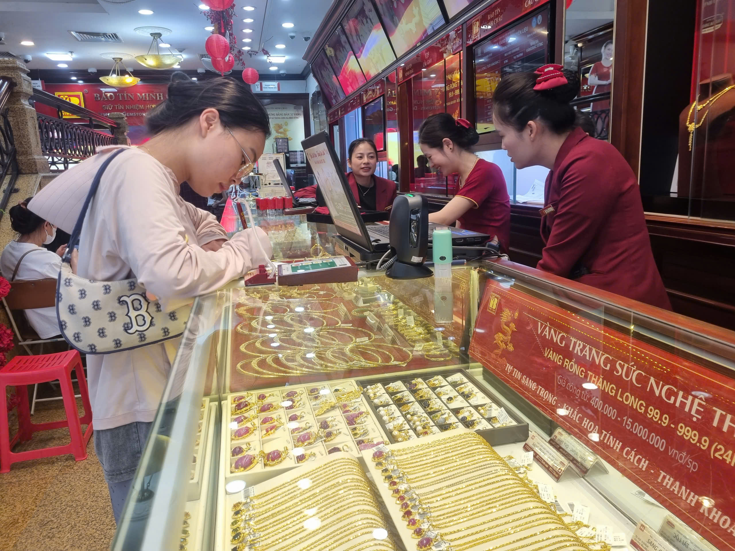 Bảo Tín Minh Châu bán tối đa 10 lượng vàng/khách, mua vào không giới hạn- Ảnh 1.