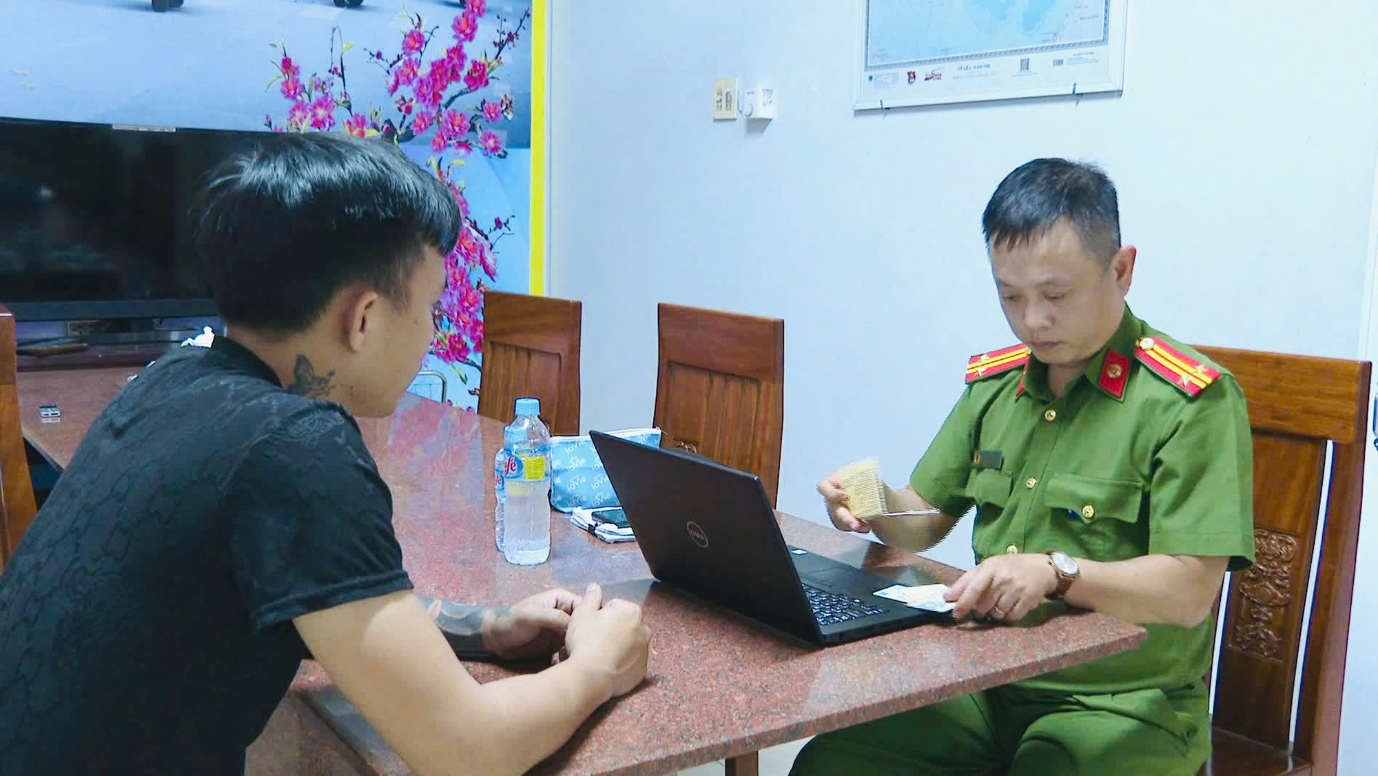 Kiểm tra xe container, lộ lô thuốc lá lậu ‘khủng’ tại Gia Lai - Ảnh 1.