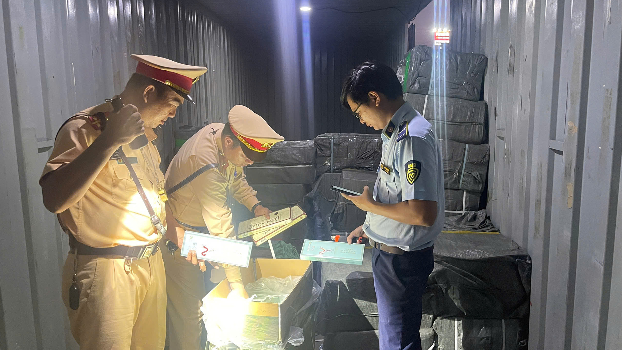 Kiểm tra xe container, lộ lô thuốc lá lậu ‘khủng’ tại Gia Lai - Ảnh 2.