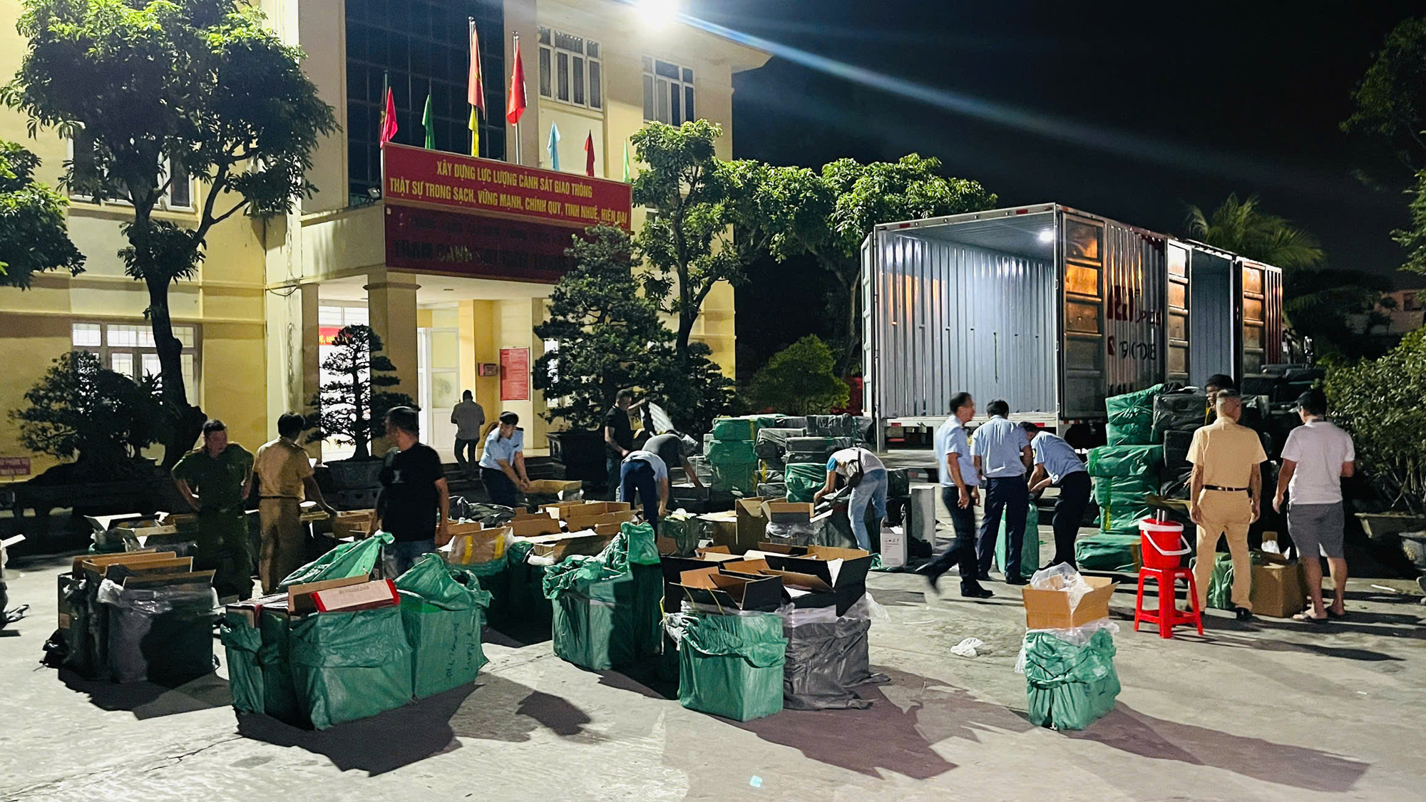 Kiểm tra xe container, lộ lô thuốc lá lậu ‘khủng’ tại Gia Lai - Ảnh 4.