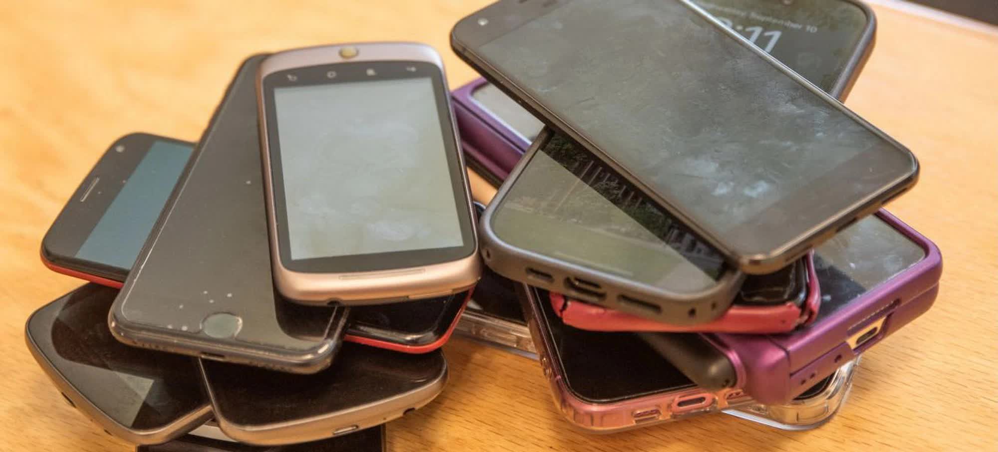 Nguy cơ tiềm tàng với điện thoại cũ cất giữ trong nhà - Ảnh 1.