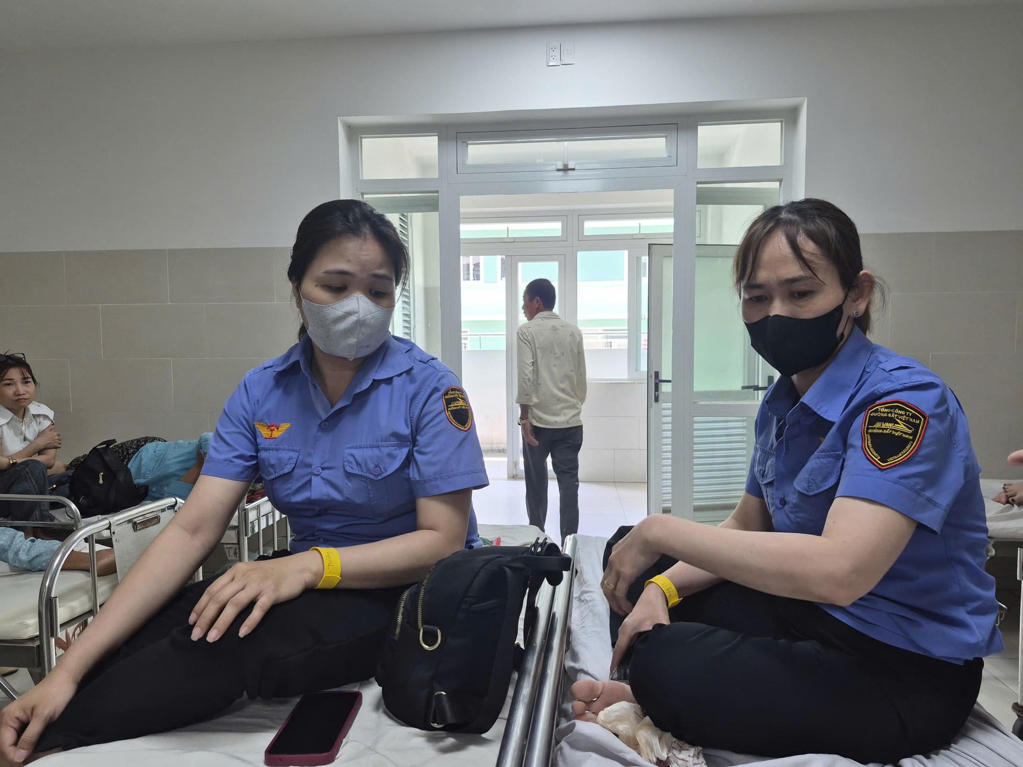 Ngăn người khác vượt rào chắn đường sắt, bị đánh: 'Làm nghề 20 năm chưa từng thấy'- Ảnh 2.