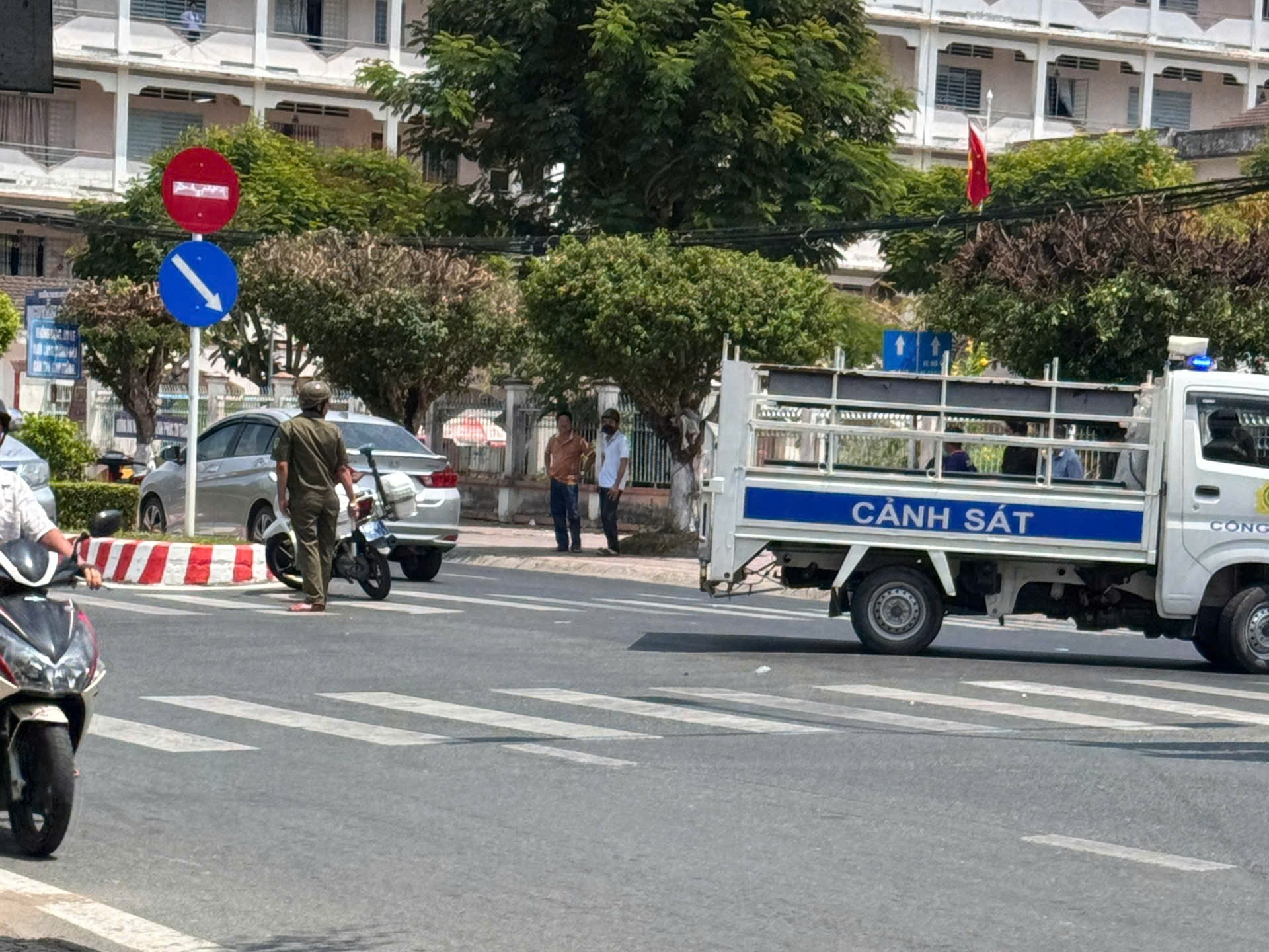 Vĩnh Long: Triệu tập 2 người chặn xe đập kính chắn gió giữa đường- Ảnh 1. Vĩnh Long: Triệu tập 2 người chặn xe đập kính chắn gió giữa đường- Ảnh 1.