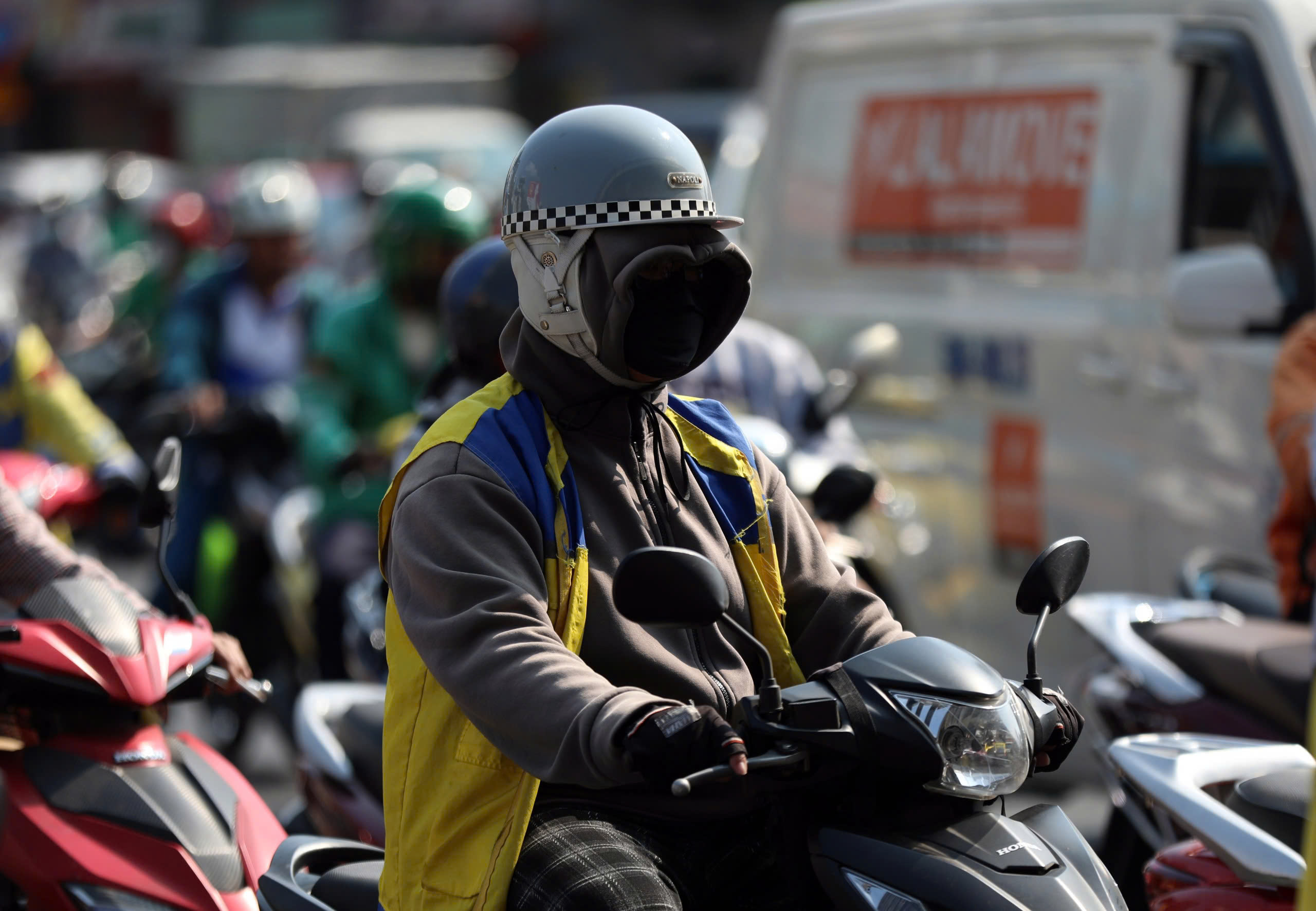 Nắng nóng đặc biệt gay gắt, nhiệt độ tiếp tục vượt 40 độ C  - Ảnh 1.