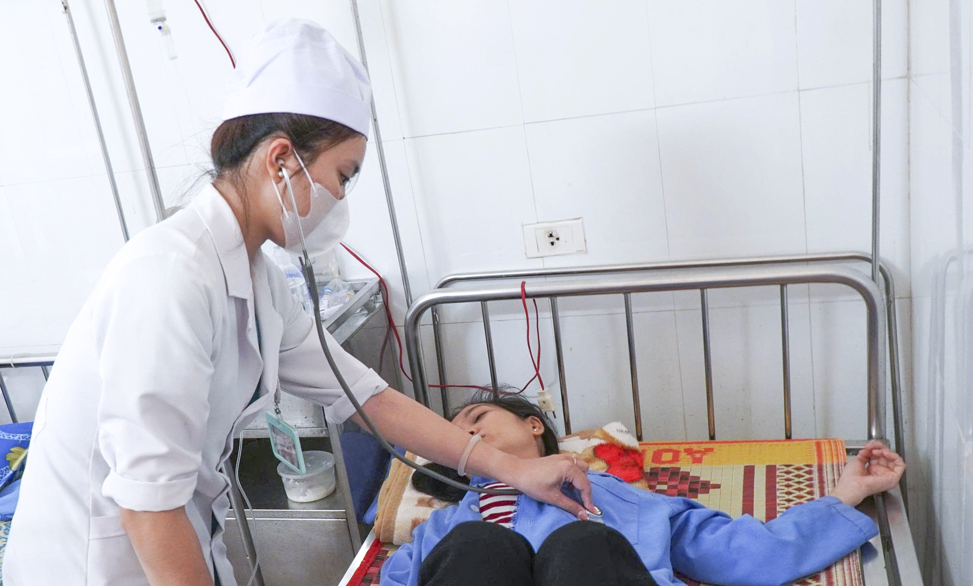 Vụ 19 người nghi ngộ độc bánh mì ở Quảng Ngãi: Chả lụa, chà bông nhiễm khuẩn - Ảnh 1.