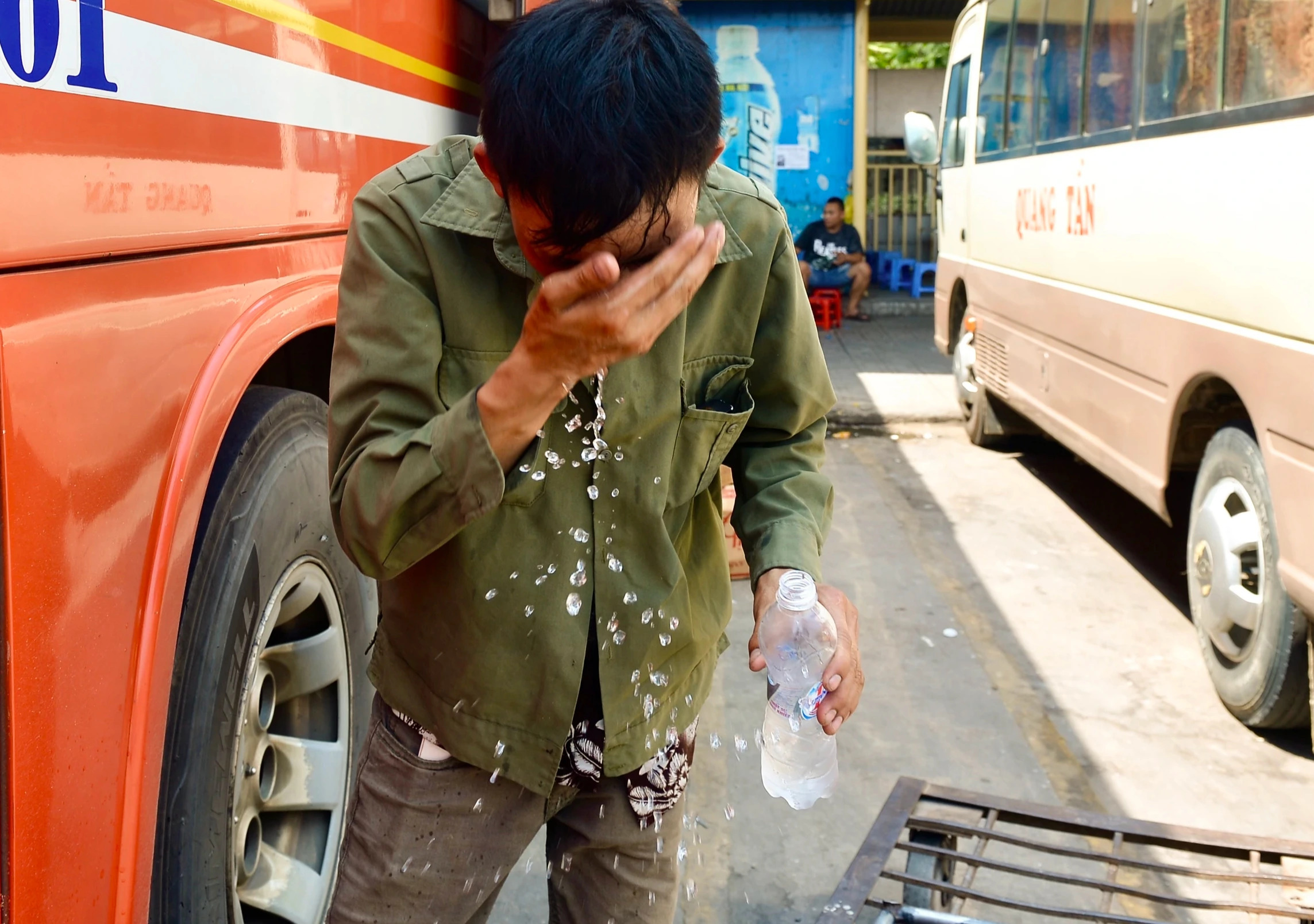 - Ảnh 1. Nắng nóng 40 độ C kéo dài ít nhất 6 ngày nữa - Ảnh 1.