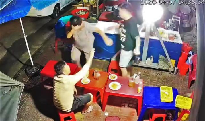 Hành hung cụ bà bán bánh bèo ở Quy Nhơn gây phẫn nộ - Ảnh 1.