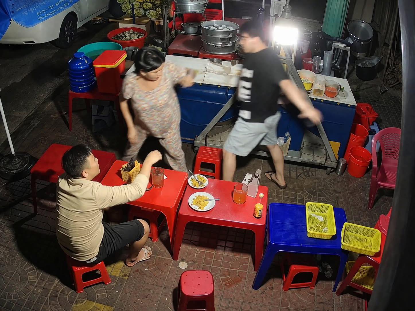 Hành hung cụ bà bán bánh bèo ở Quy Nhơn gây phẫn nộ - Ảnh 2.