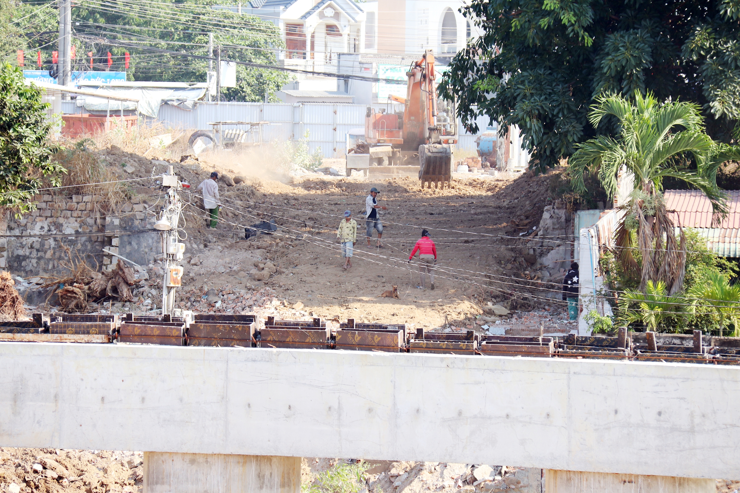 Cầu Văn Thánh bắc qua sông Cà Ty: Vì sao phải xây từ giữa sông? - Ảnh 2.