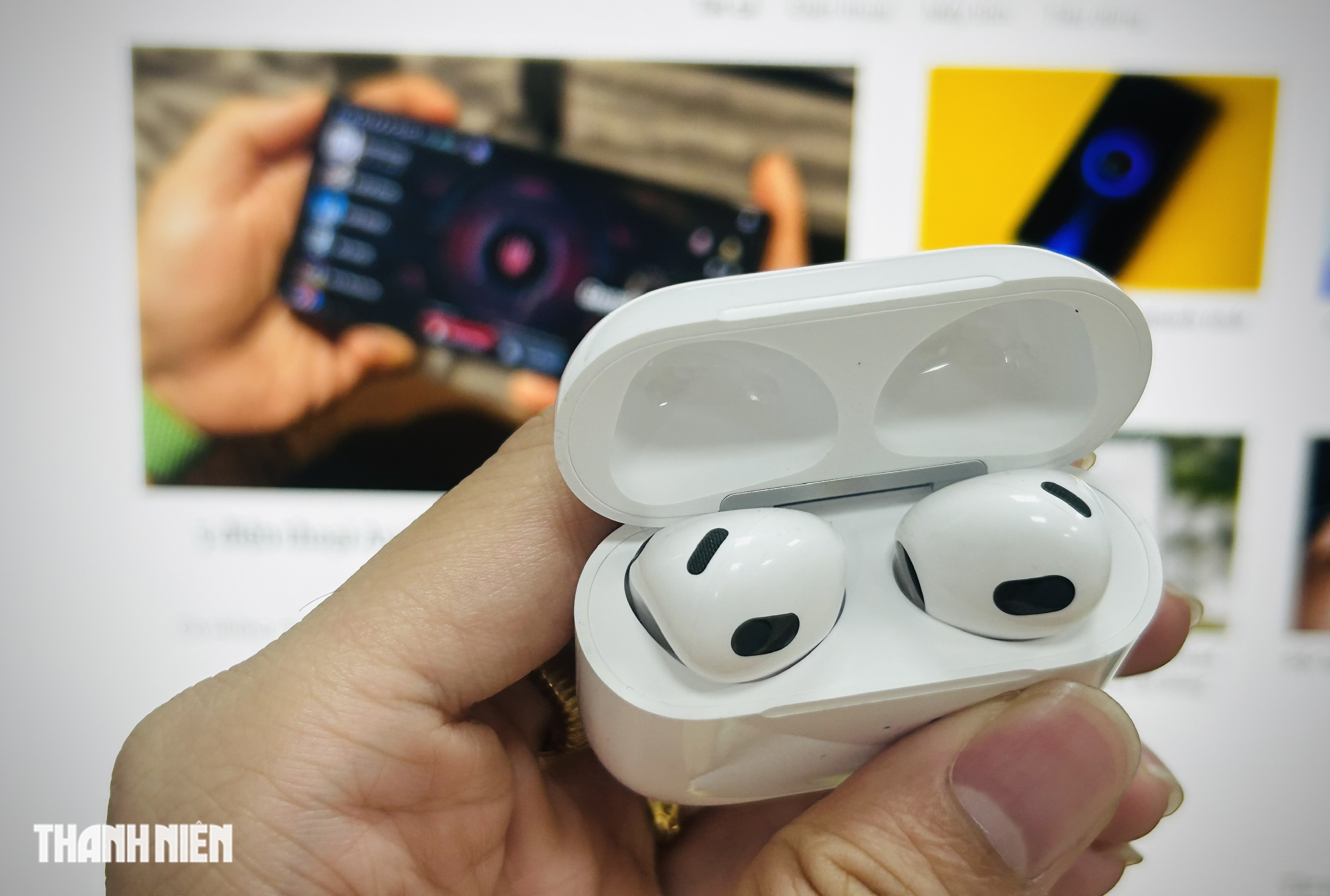 Công dụng ô lưới đen trên tai nghe AirPods bạn chưa biết đến - Ảnh 1.