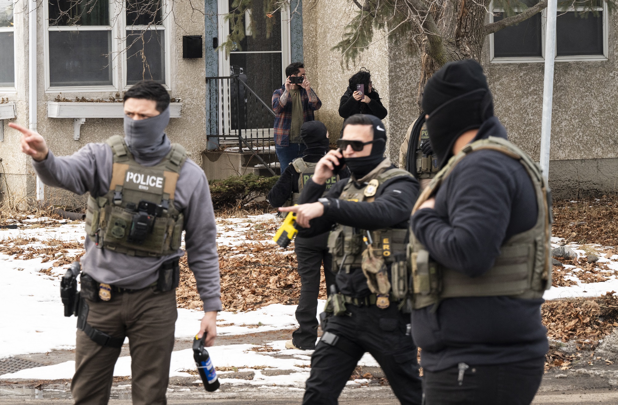 Đặc vụ ICE bắn một người đàn ông 'cố tông xe' - Ảnh 1.