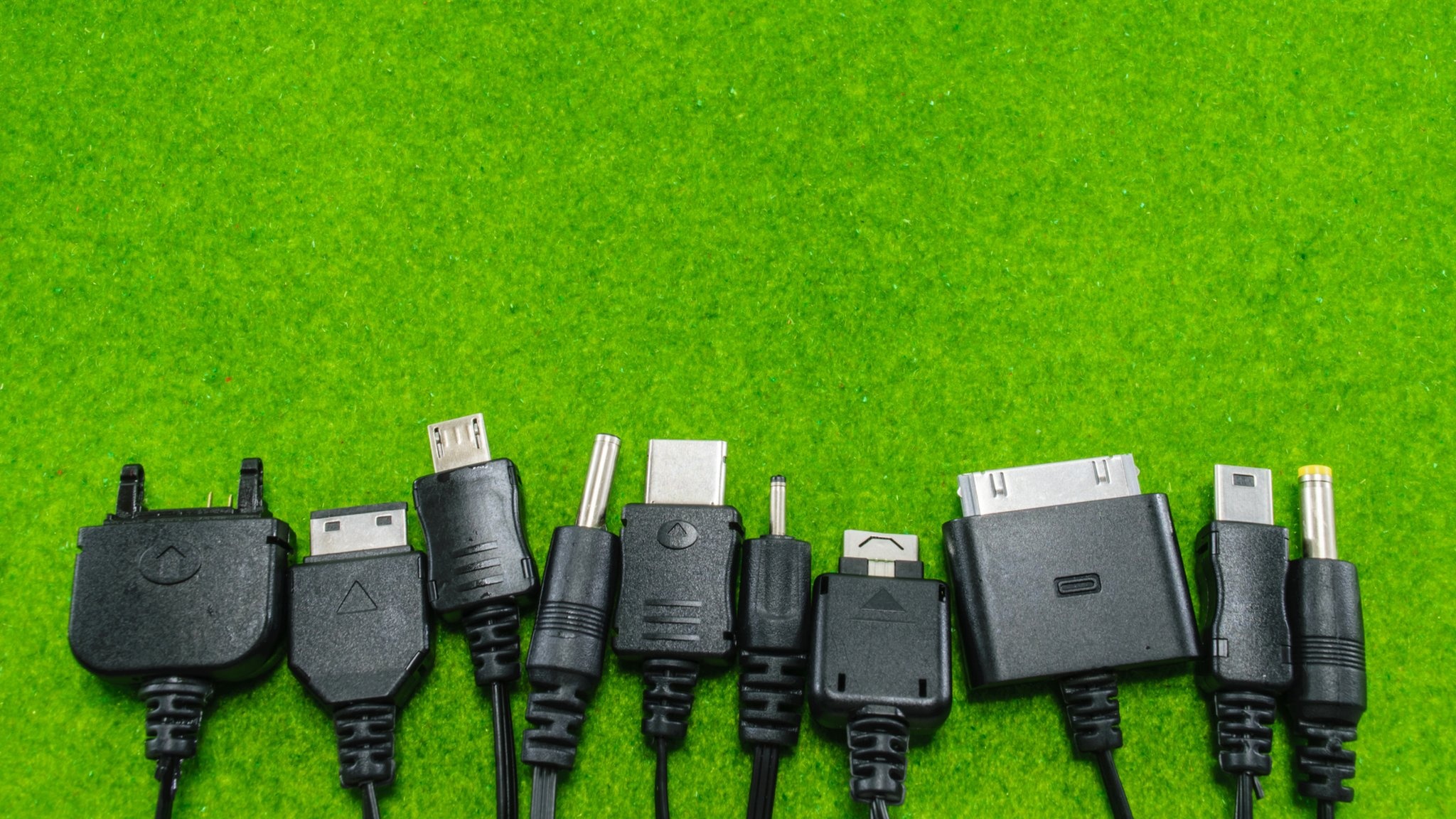 Những cổng sạc điện thọai kỳ dị và hành trình đến USB - C năm 2026 - Ảnh 1. Những cổng sạc điện thọai kỳ dị và hành trình đến USB - C năm 2026 - Ảnh 1.