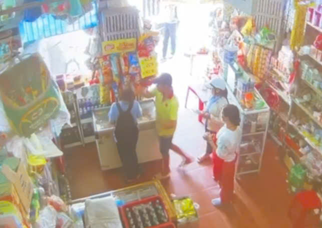 Chủ tạp hóa đánh nam sinh ở Huế gây phẫn nộ trên mạng xã hội - Ảnh 1.