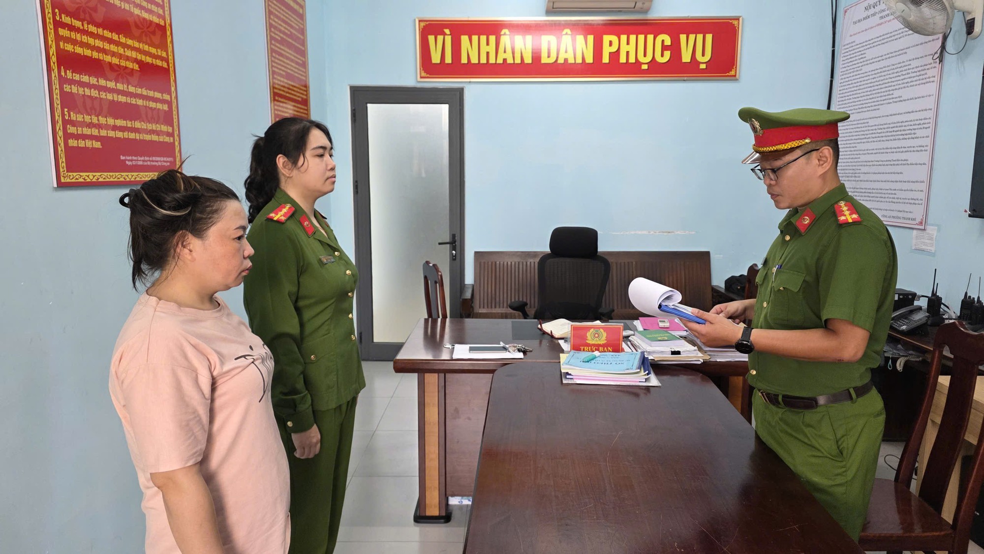 Bắt khẩn cấp người phụ nữ tấn công nhân viên gác chắn ở Đà Nẵng- Ảnh 1.