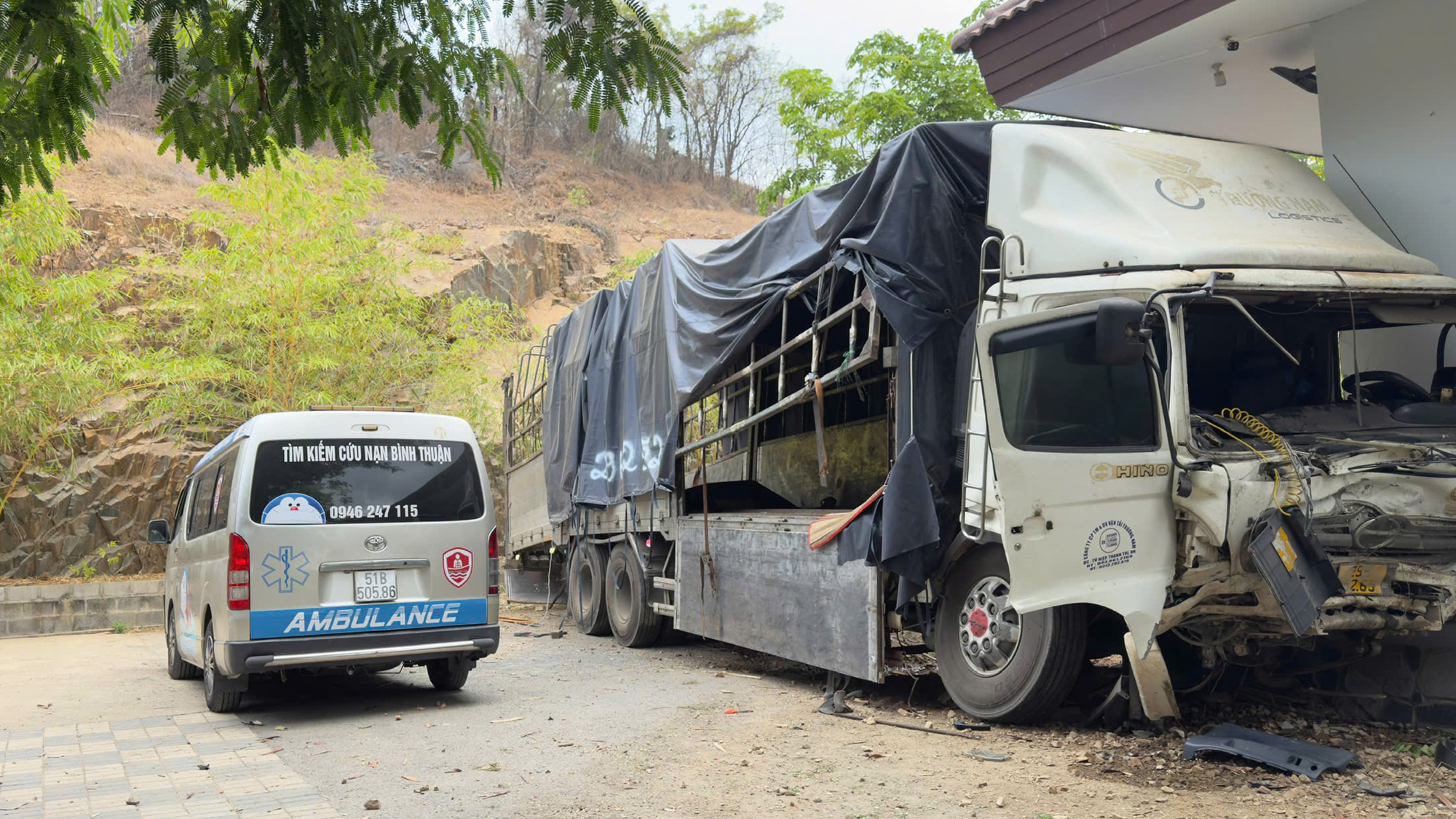 Xe tải lao xuống vực ở Lâm Đồng, 3 người tử vong - Ảnh 1.