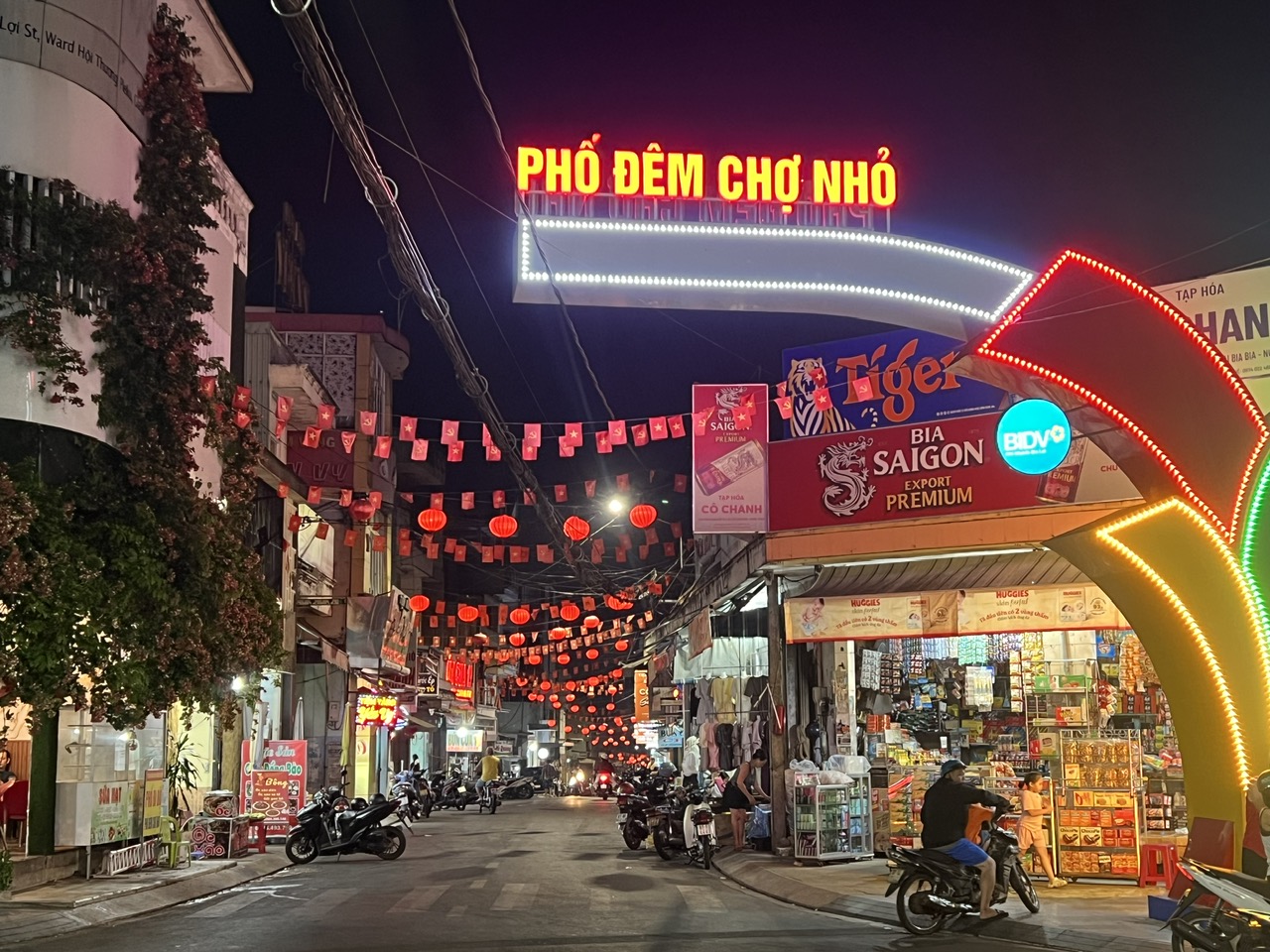 Phố đêm Chợ Nhỏ ở Pleiku: Thực trạng đáng buồn và nhu cầu thay đổi - Ảnh 1.