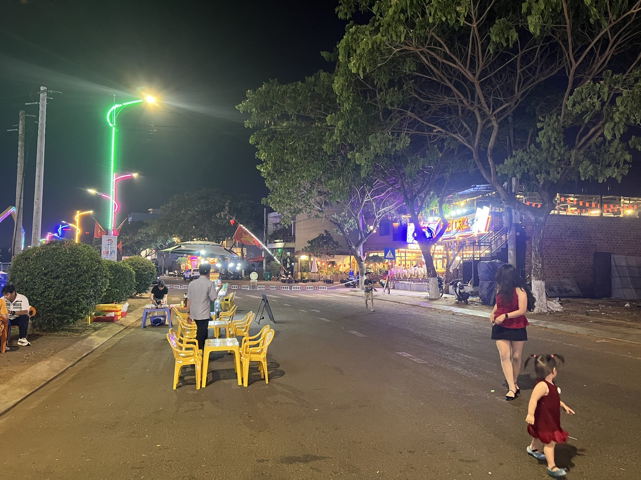 Phố đêm Chợ Nhỏ ở Pleiku: Thực trạng đáng buồn và nhu cầu thay đổi - Ảnh 3.