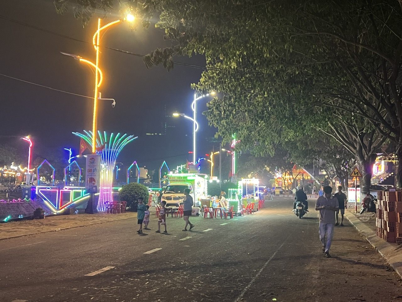 Phố đêm Chợ Nhỏ ở Pleiku: Thực trạng đáng buồn và nhu cầu thay đổi - Ảnh 9.